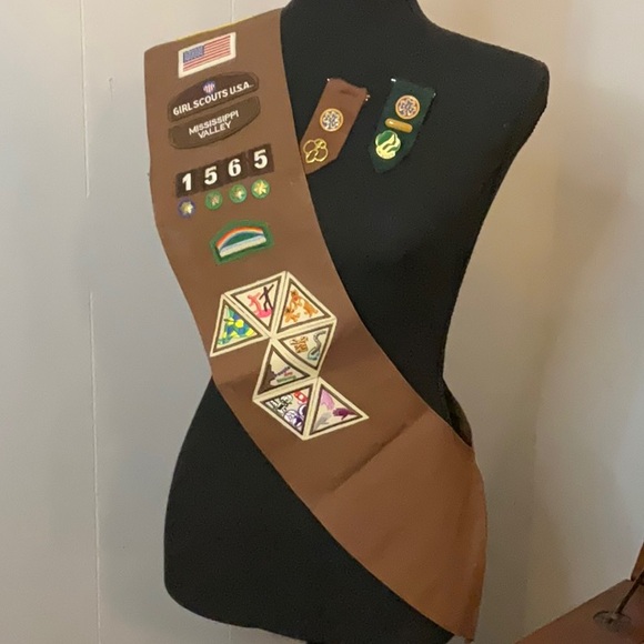 Girl Scouts | Accessories | Girl Scouts Usa Brownie Sash W Badges ...